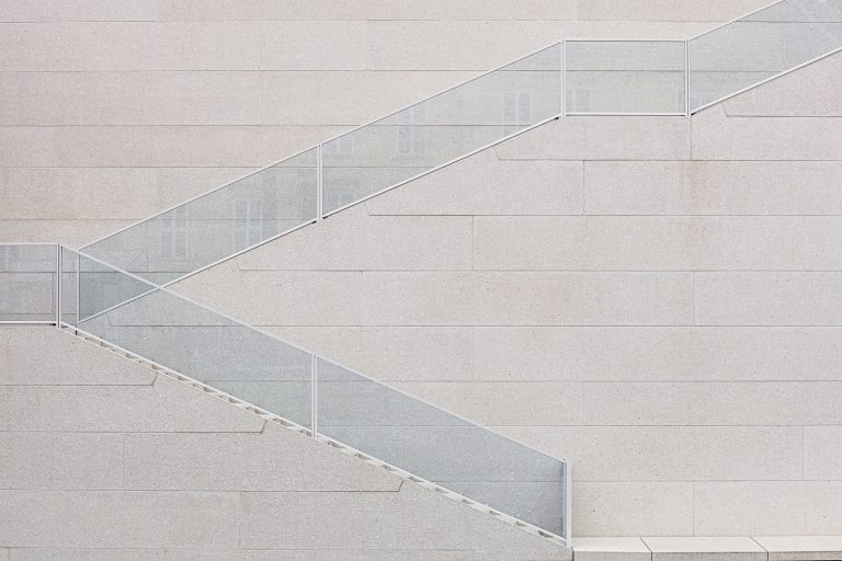 Treppe mit Fernsehturm James Simon Galerie in Berlin Architekturfotograf Ken Wagner