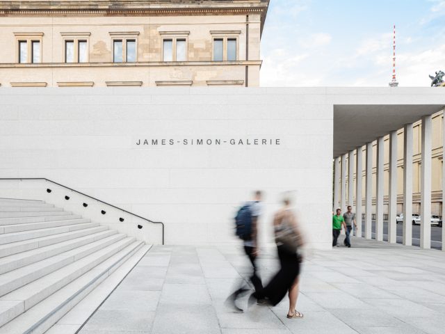 Treppe mit Fernsehturm James Simon Galerie in Berlin Architekturfotograf Ken Wagner