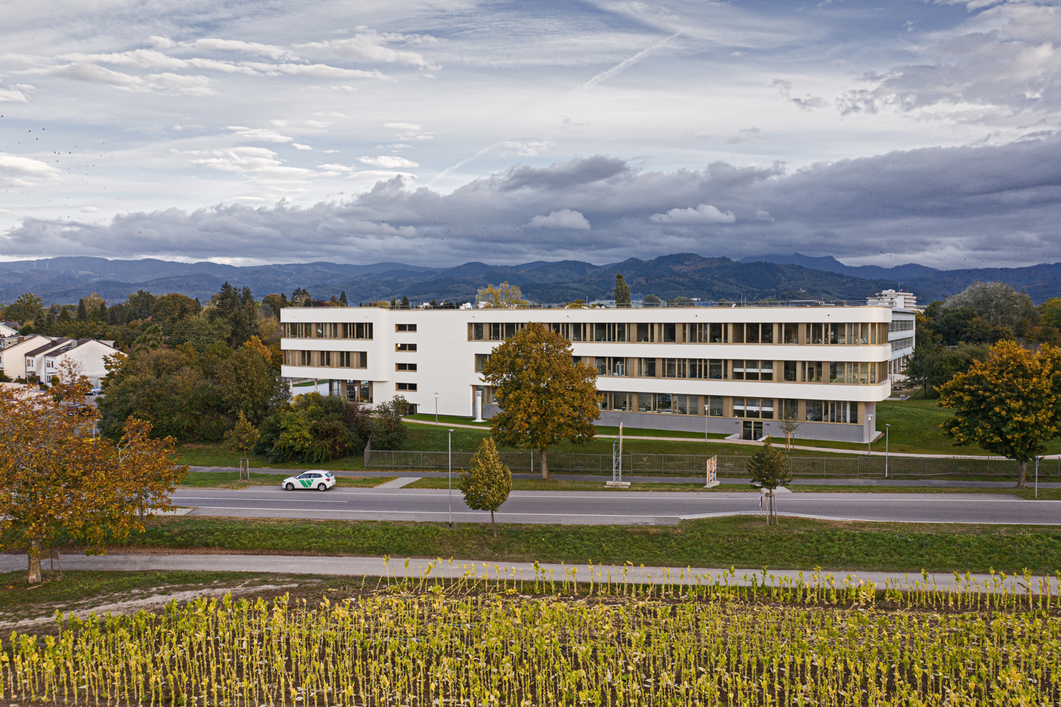 Drohnenaufname mit Schwarzwald im Hintergrund vomBerufsschule in Bad Krozingen