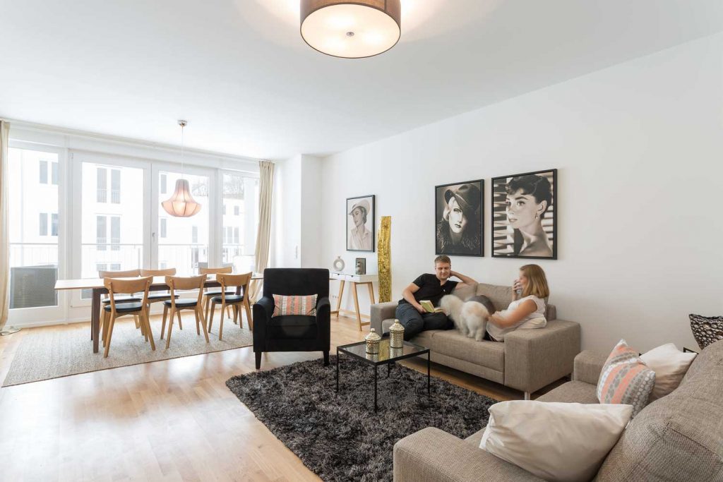 Immobilienfotografie mit Menschen Wohnzimmer in Dresden