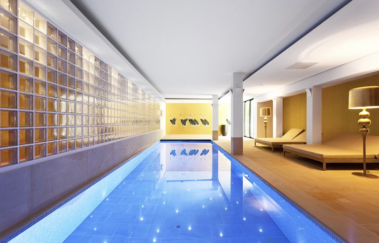 Privatbad mit Sandsteinfließen in Berlin Schwimmbadfotografie