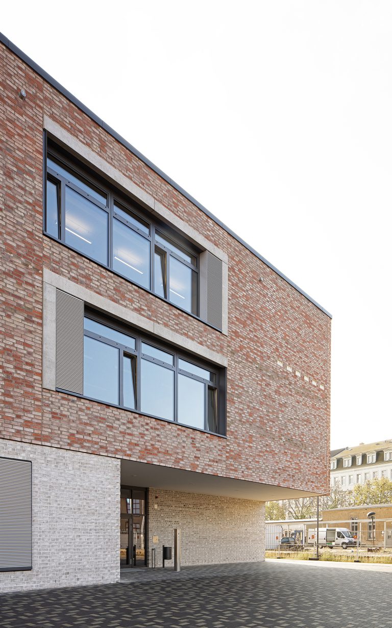 Holz- und Aluminiumglassfassade Schulcampus in Pieschen in Dresden Außenaufnahme