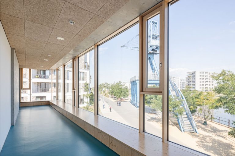 Innenaufnahme mit Glasfassaden in Offenbach / Frankfurt am Main - Architekturfotograf Ken Wagner