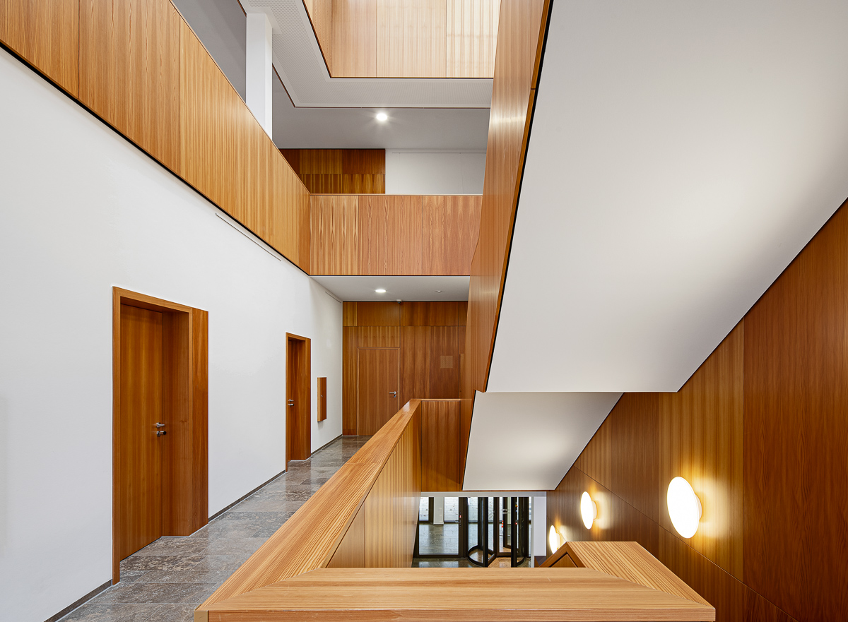 Treppenhaus im Amtsgericht in Günzburg bei München - Architekturfotograf Ken Wagner