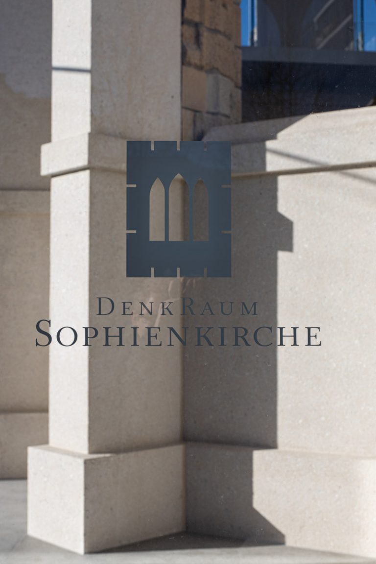 Logo Sophienkirche Denkraum bei Mittag Dresden Postplatz Glaskasten