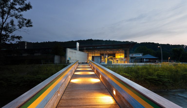Architekturfotografie und Schwimmbadfotografie im Geibeltbad am Abend in Pirna