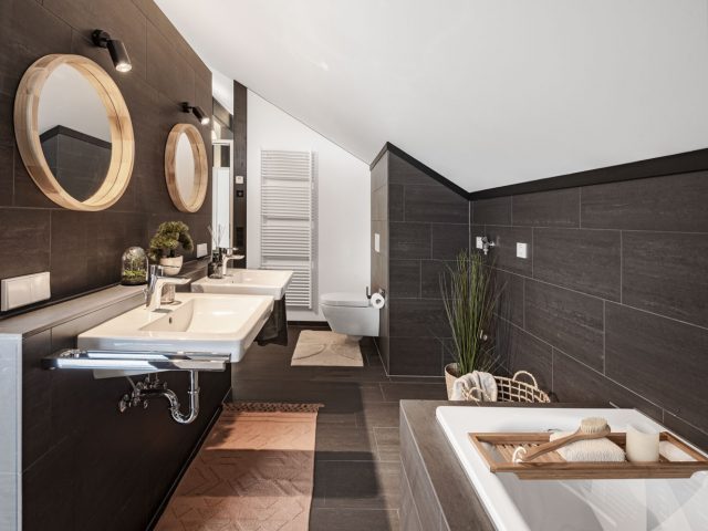 Badezimmer mit Dusche und Badewanne - Immobilienfotografie - Home Stage - Architekturfotograf: Ken Wagner