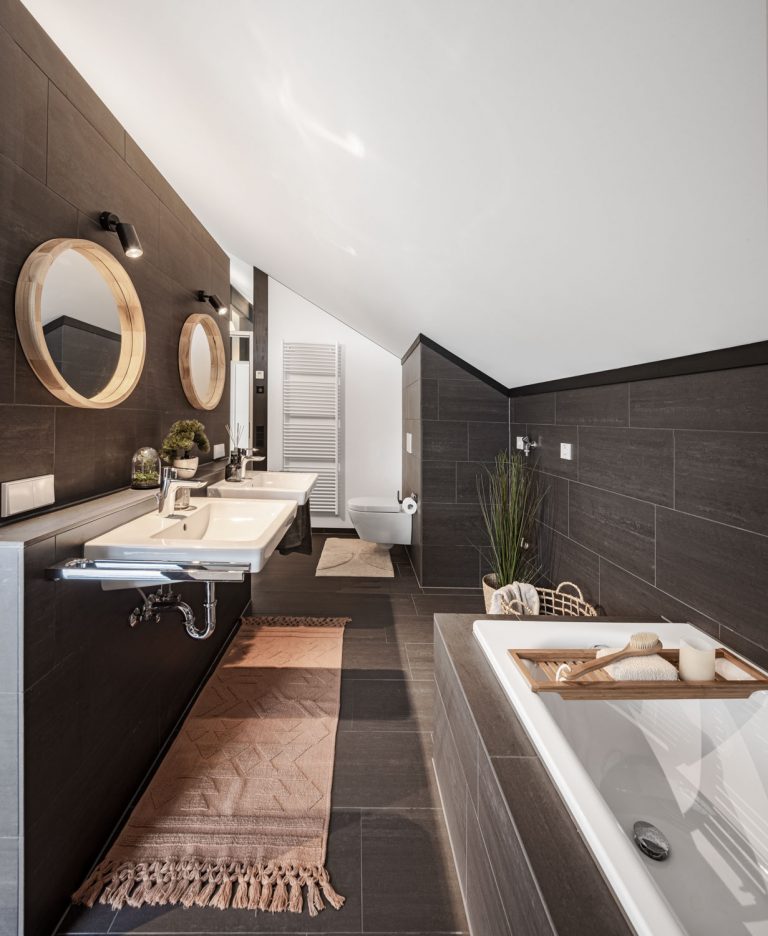Badezimmer mit Dusche und Badewanne - Immobilienfotografie - Home Stage - Architekturfotograf: Ken Wagner