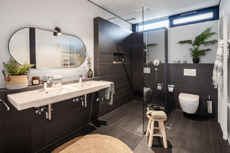 Badezimmer mit Dusche Toilette, Waschbecken, Deko - Immobilienfotografie - Home Stage - Fotograf: Ken Wagner
