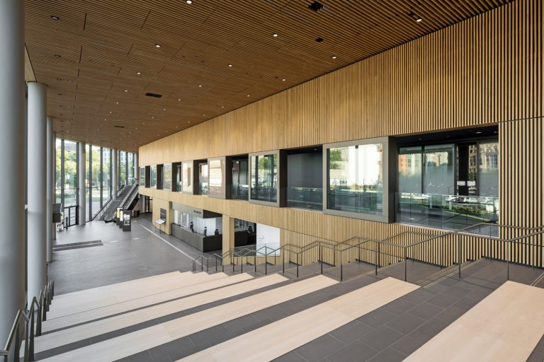Stadtforum Dresden mit großer Treppe im Eingangsbereich