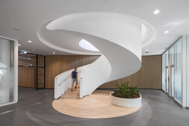 Stadtforum Dresden mit Wendeltreppe im Eingangsbereich