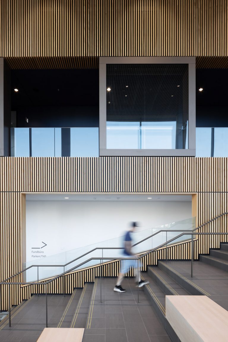 Stadtforum Dresden mit großer Treppe im Eingangsbereich