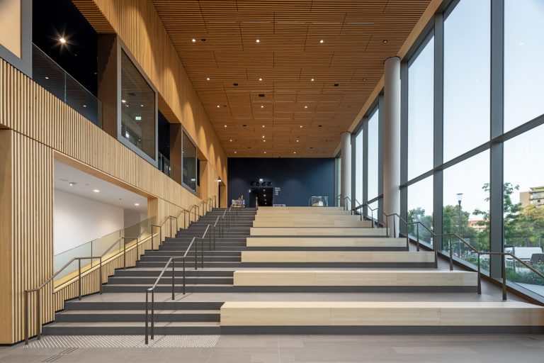 Stadtforum Dresden mit großer Treppe im Eingangsbereich