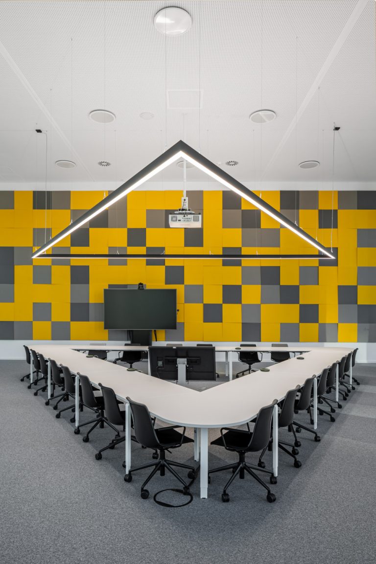 Stadtforum Dresden Konferenzraum Dresden mit farbigen Hintergrund